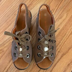 Cute tie up Bernie Mevs wedges